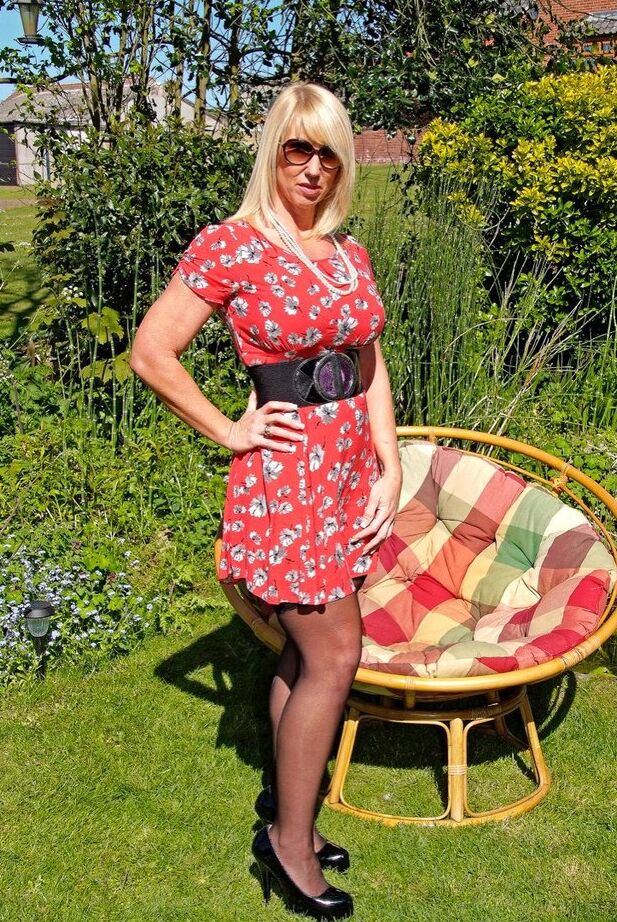 20P La rubia amateur Melody expone sus ligas y sus muslos desnudos en el patio trasero