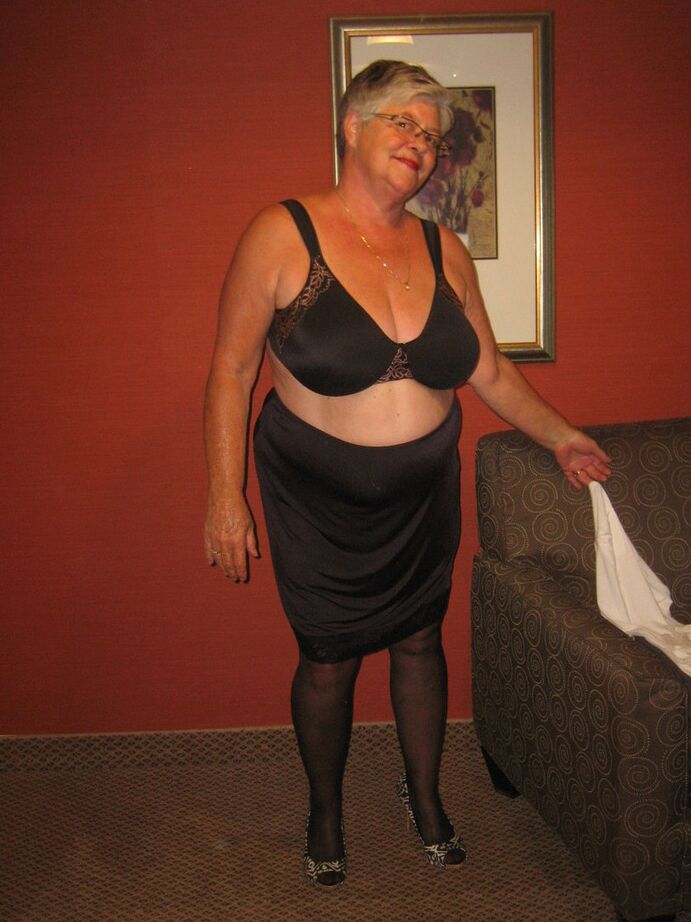 20P Anciana Faja Diosa libera su gordo cuerpo de la ropa en medias