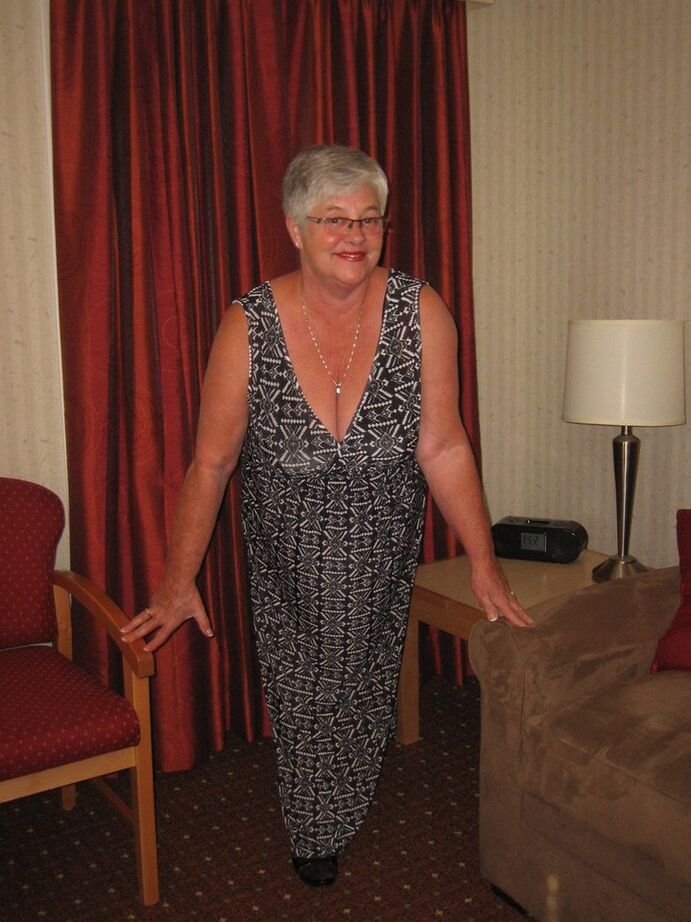 20P La abuela gorda Girdle Goddess luce una falda upskirt sin bragas con una faja y una combinación negra