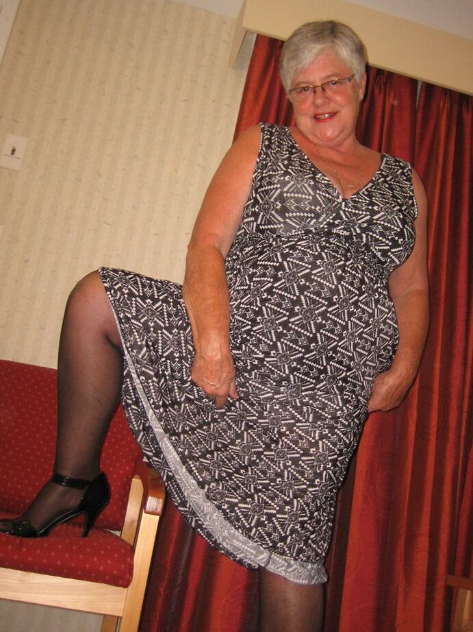 20P La abuela gorda Girdle Goddess luce una falda upskirt sin bragas con una faja y una combinación negra