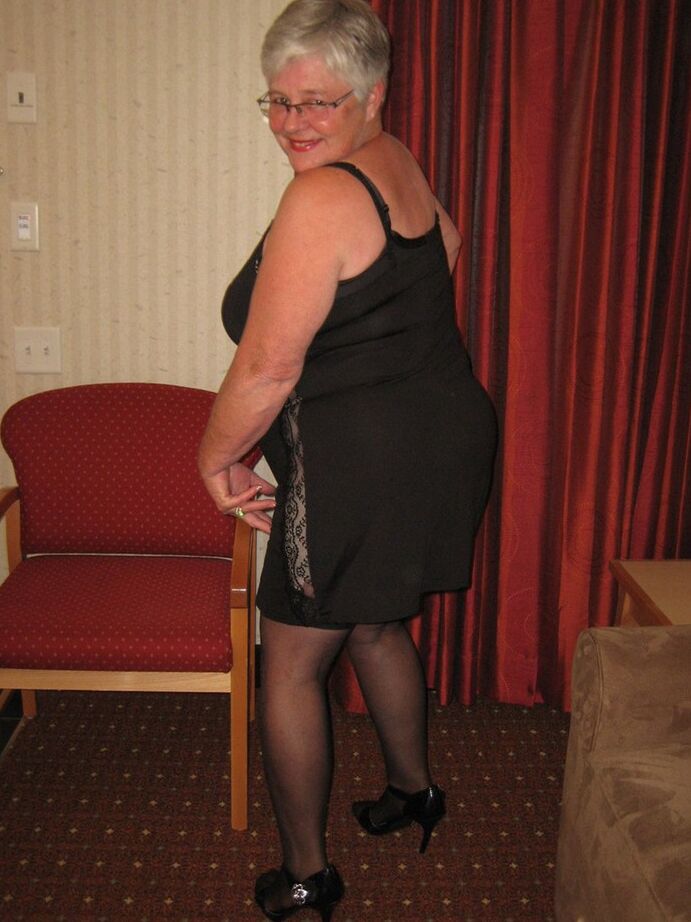 20P La abuela gorda Girdle Goddess luce una falda upskirt sin bragas con una faja y una combinación negra