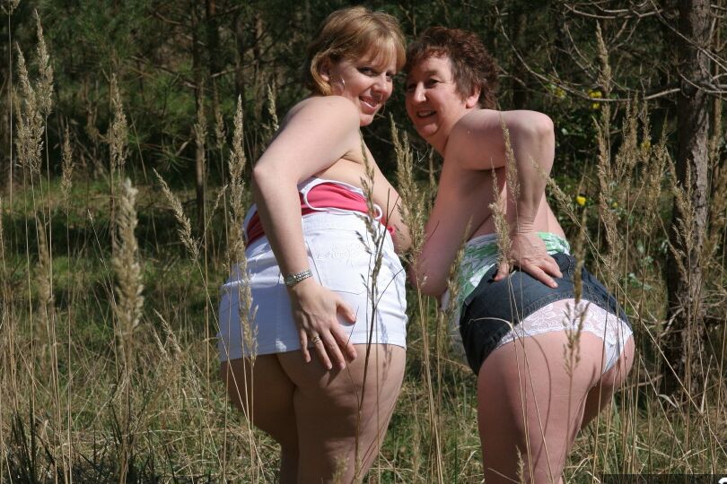 20P 成熟した女性の変態キャロルとレズビアンが野原でお互いのジャグスと遊ぶ
