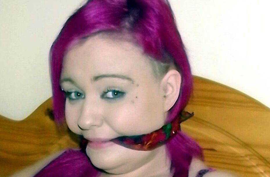 16P Garota peituda com cabelo rosa se vê amordaçada e presa a uma cadeira