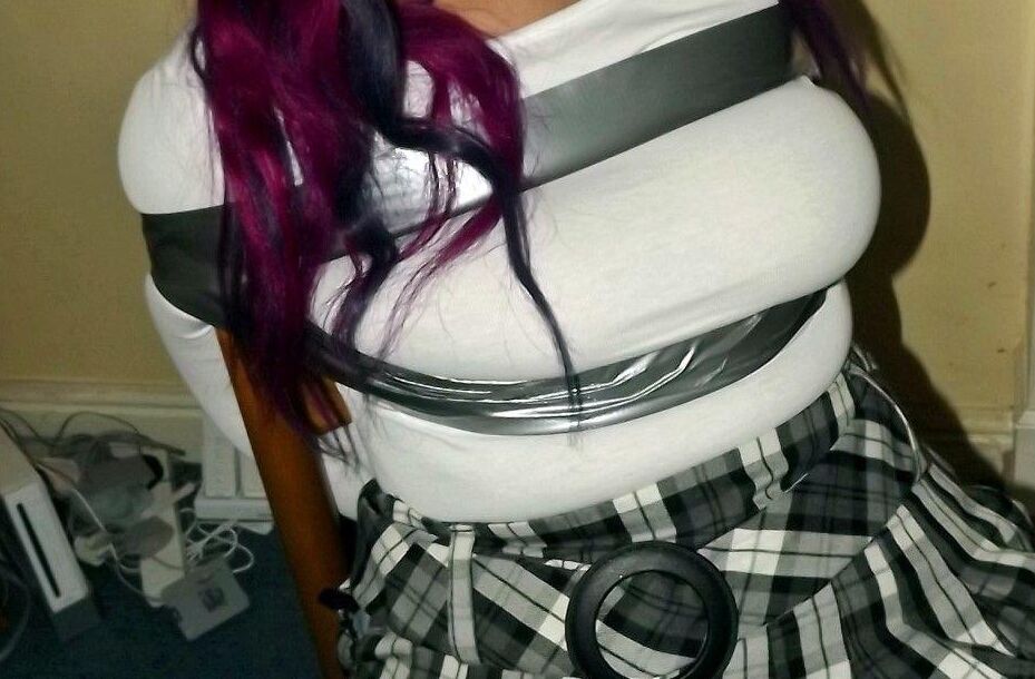 16P Garota peituda com cabelo rosa se vê amordaçada e presa a uma cadeira