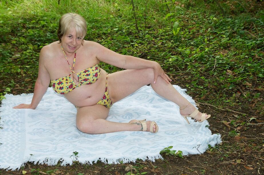 20P Speedybee, femme mûre et épaisse, se déshabille sur une couverture au bord de la rivière.