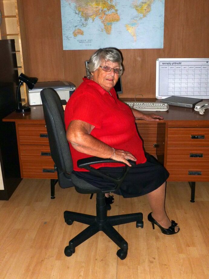 20P La abuela británica obesa Libby se desnuda totalmente en el escritorio de una computadora