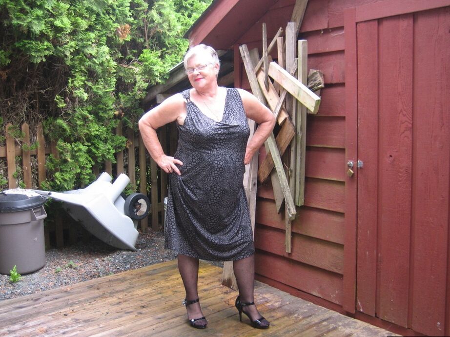 20P Fat oma Girdle Goddess обнажает свои большие сиськи рядом с заколоченным зданием