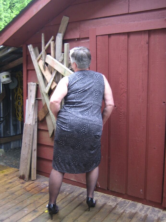 20P Fat oma Girdle Goddess обнажает свои большие сиськи рядом с заколоченным зданием