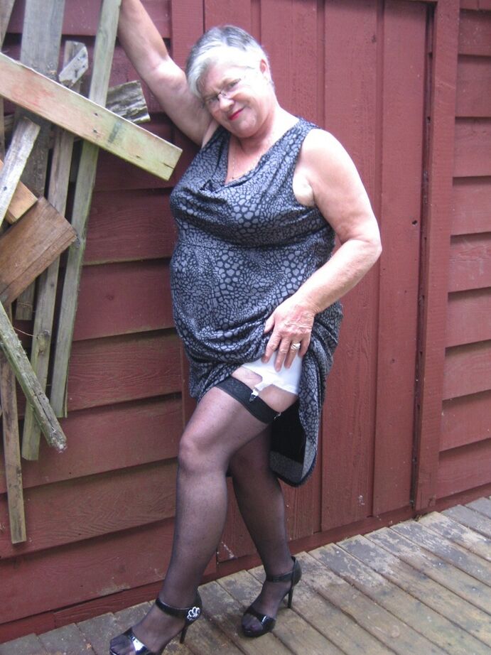 20P Fat oma Girdle Goddess обнажает свои большие сиськи рядом с заколоченным зданием