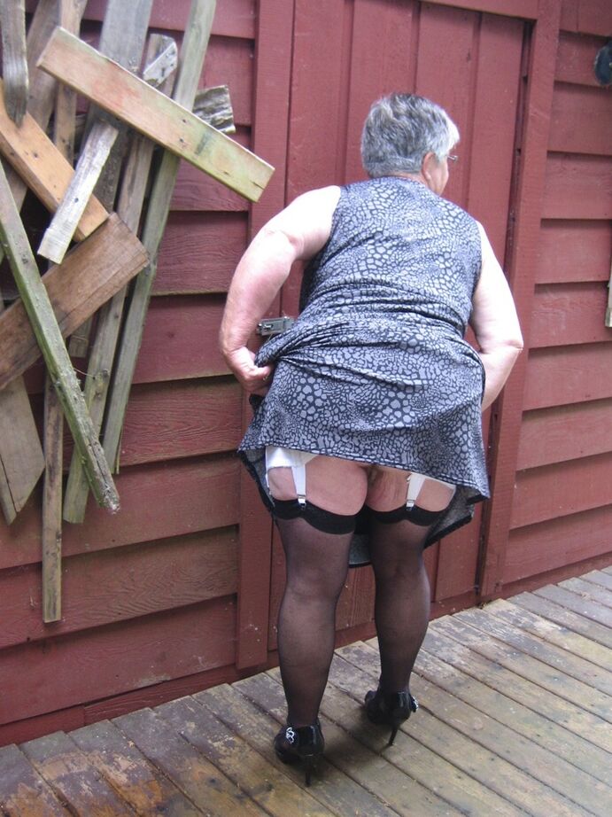 20P Fat oma Girdle Goddess обнажает свои большие сиськи рядом с заколоченным зданием