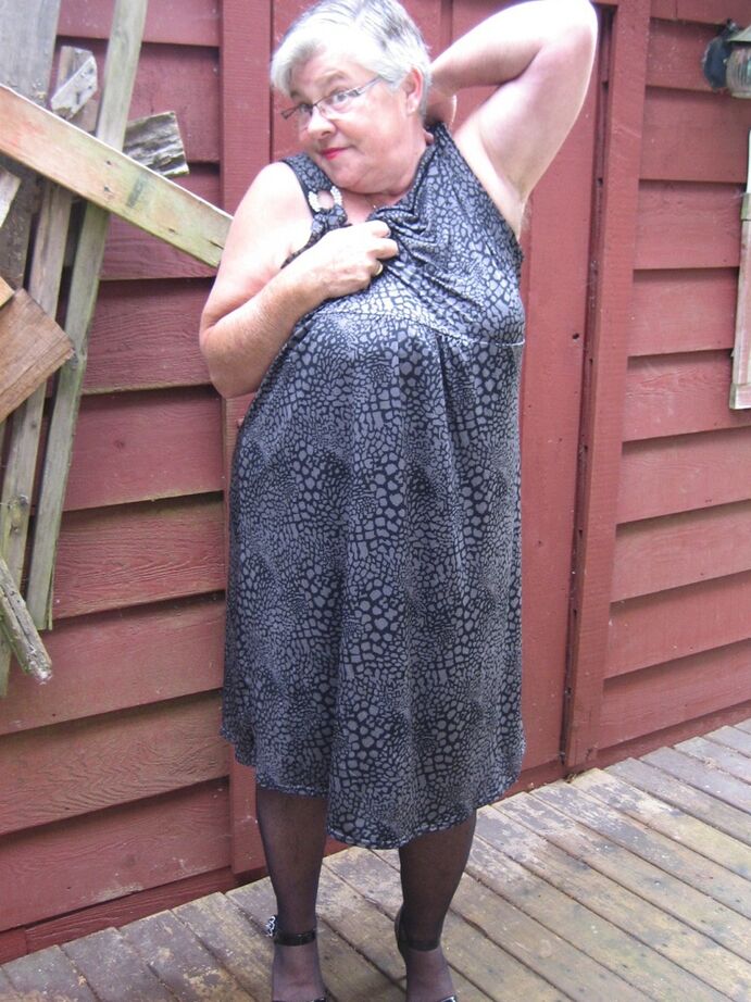 20P Fat oma Girdle Goddess обнажает свои большие сиськи рядом с заколоченным зданием