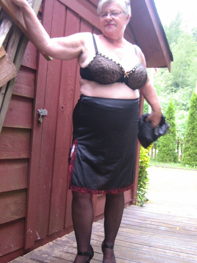 20P Fat oma Girdle Goddess обнажает свои большие сиськи рядом с заколоченным зданием