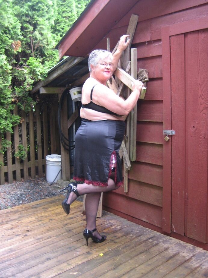 20P Fat oma Girdle Goddess обнажает свои большие сиськи рядом с заколоченным зданием