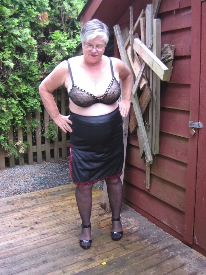 20P Fat oma Girdle Goddess обнажает свои большие сиськи рядом с заколоченным зданием