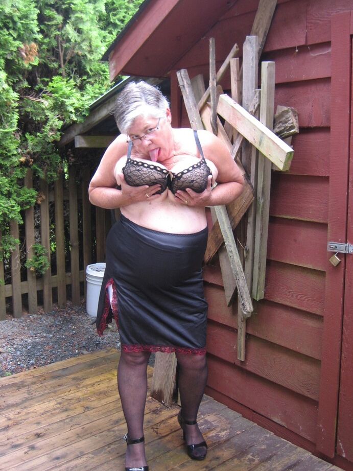 20P Fat oma Girdle Goddess обнажает свои большие сиськи рядом с заколоченным зданием