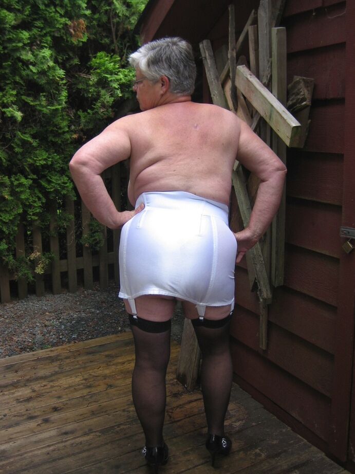 20P Fat oma Girdle Goddess обнажает свои большие сиськи рядом с заколоченным зданием