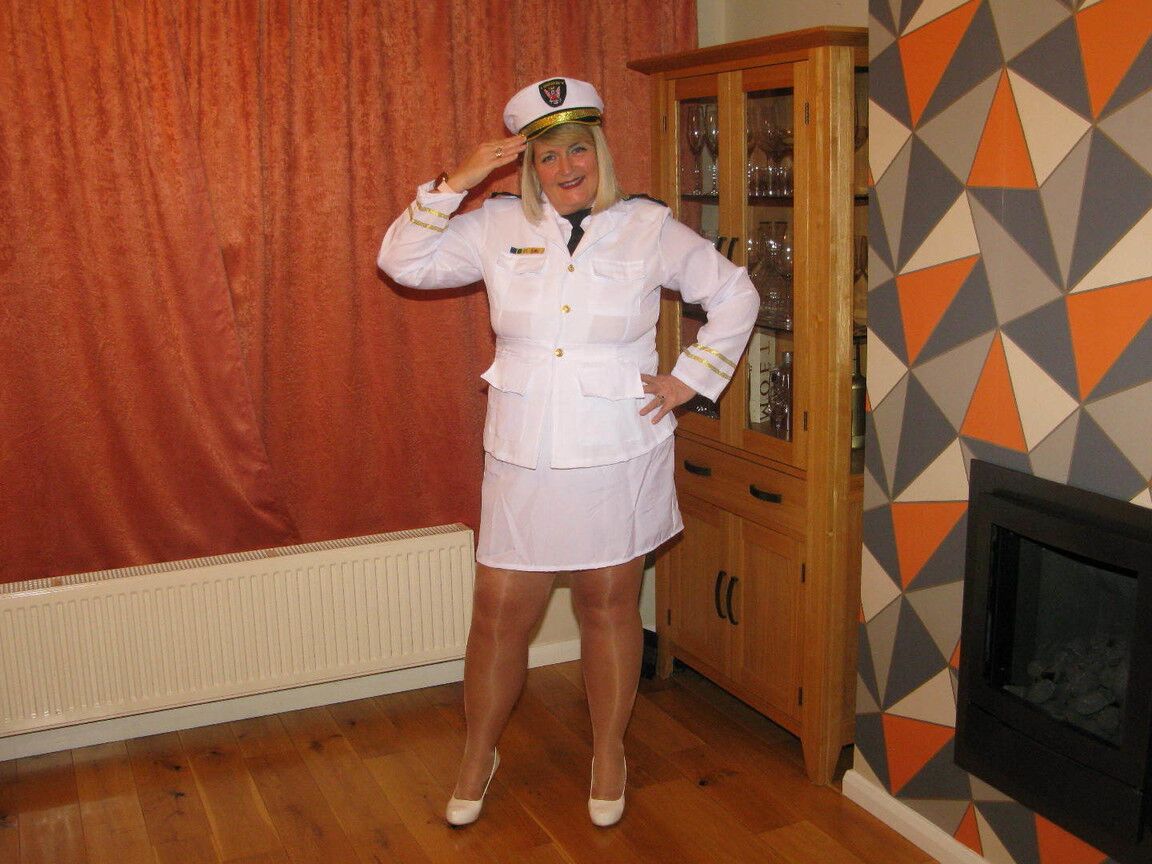 16P A loira grossa Chrissy Uk expõe seus seios enquanto usa seu uniforme