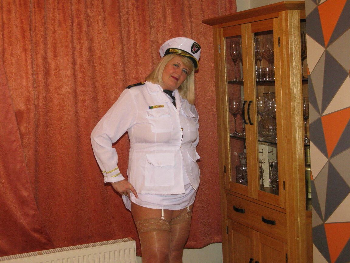 16P A loira grossa Chrissy Uk expõe seus seios enquanto usa seu uniforme