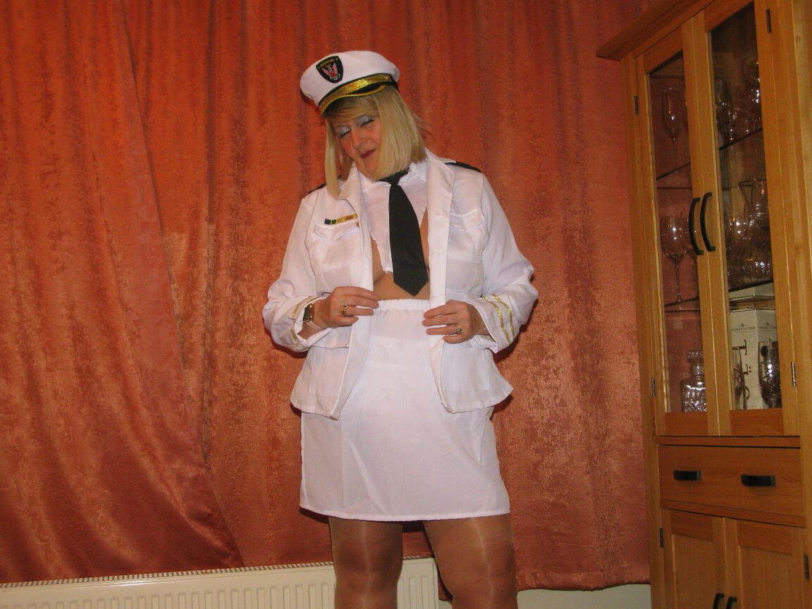 16P A loira grossa Chrissy Uk expõe seus seios enquanto usa seu uniforme