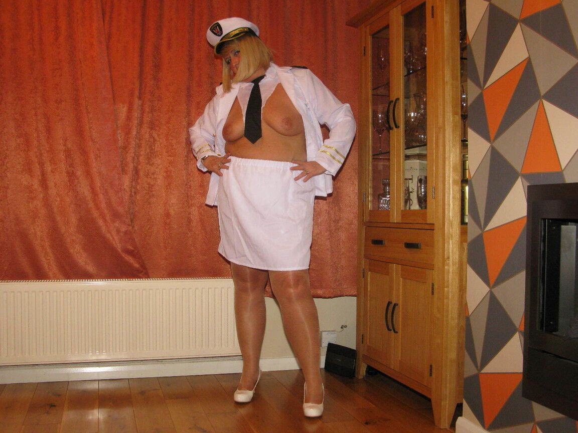 16P A loira grossa Chrissy Uk expõe seus seios enquanto usa seu uniforme