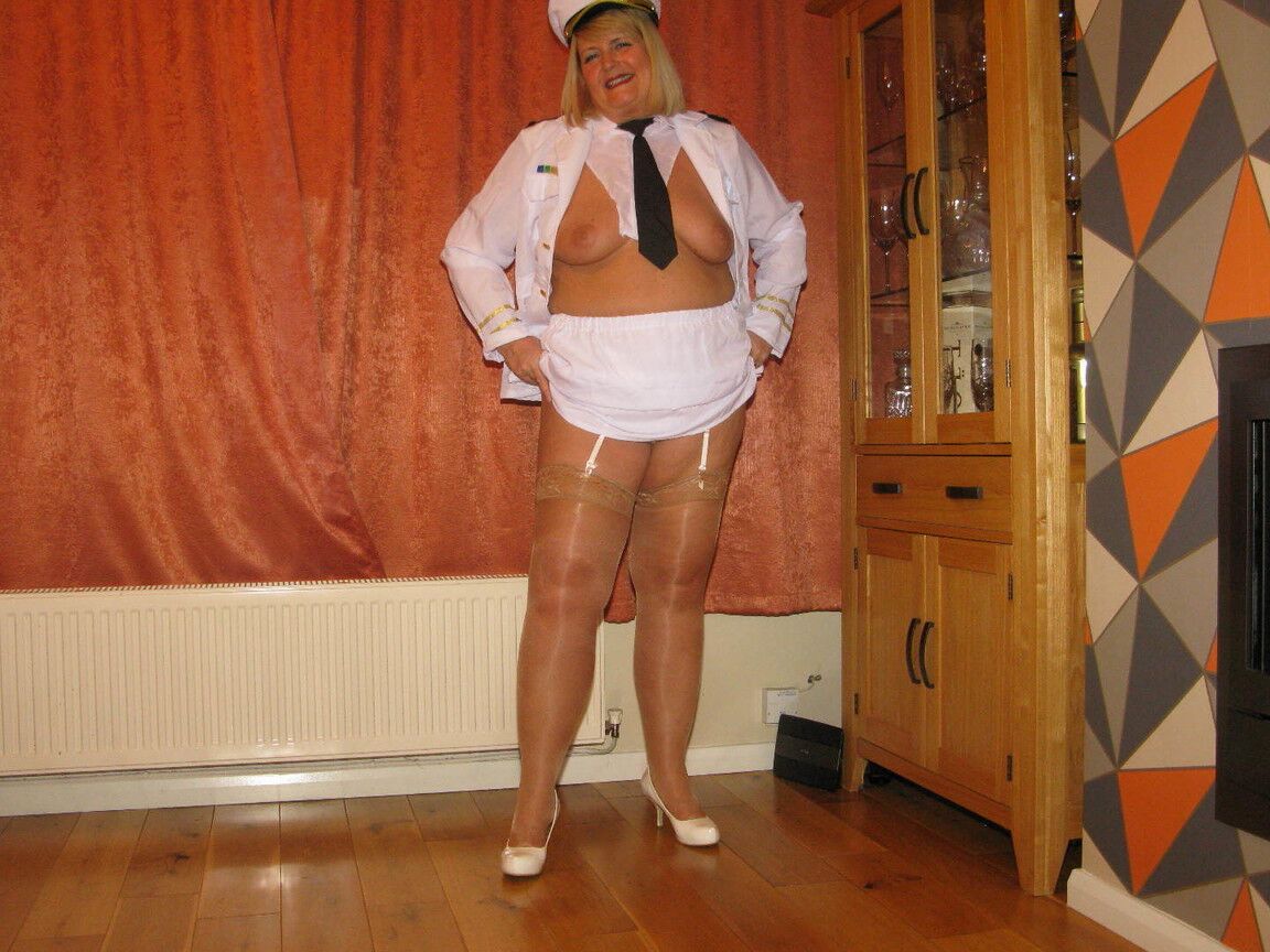 16P A loira grossa Chrissy Uk expõe seus seios enquanto usa seu uniforme
