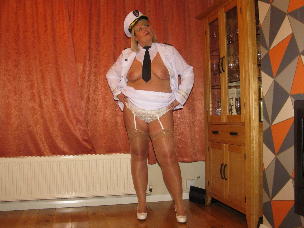 16P A loira grossa Chrissy Uk expõe seus seios enquanto usa seu uniforme