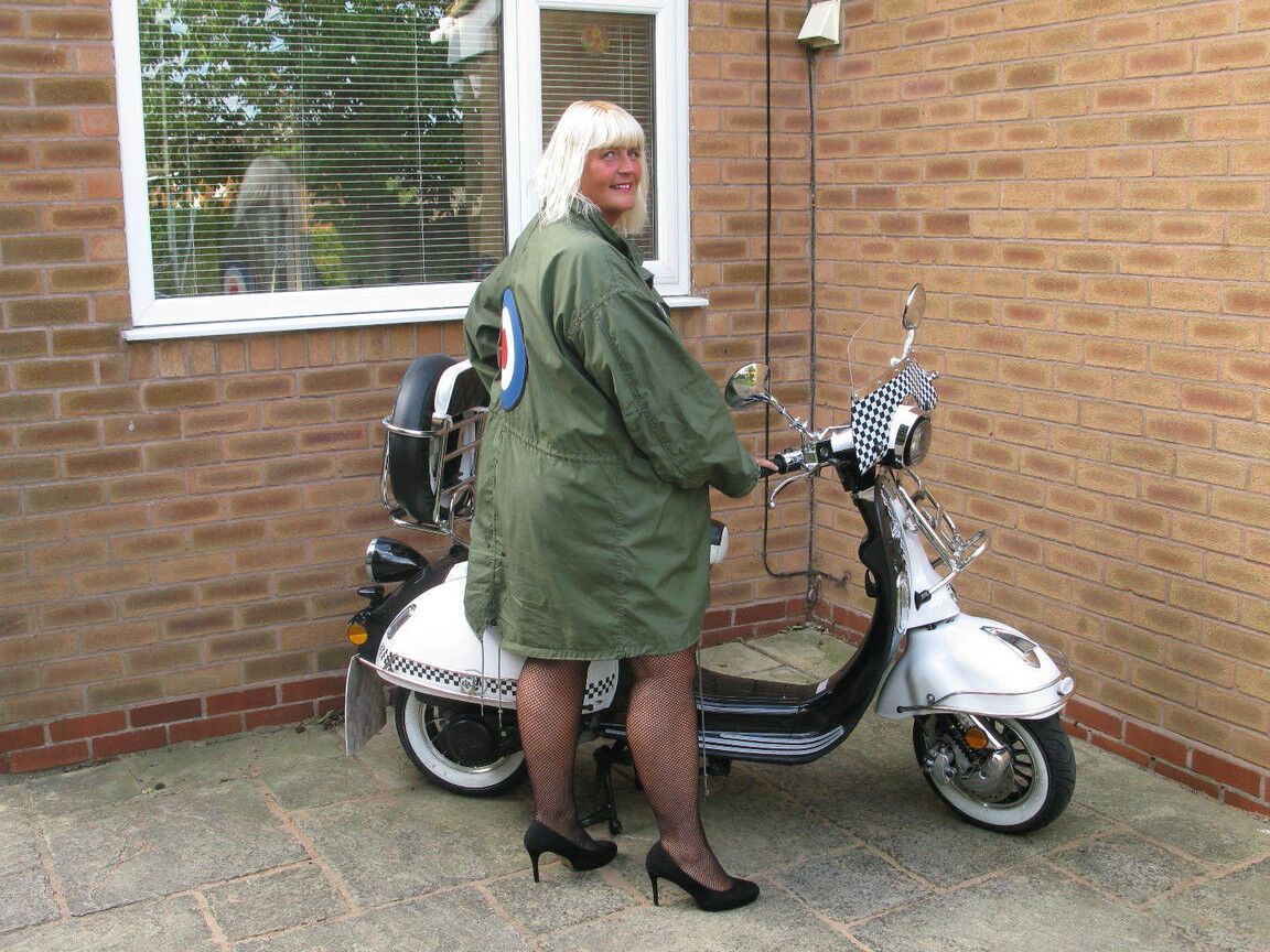 20P A loira com sobrepeso Chrissy Uk fica só de meia ao lado de sua scooter