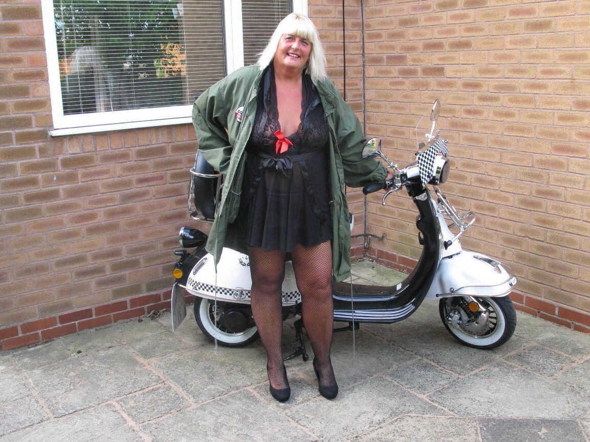 20P A loira com sobrepeso Chrissy Uk fica só de meia ao lado de sua scooter