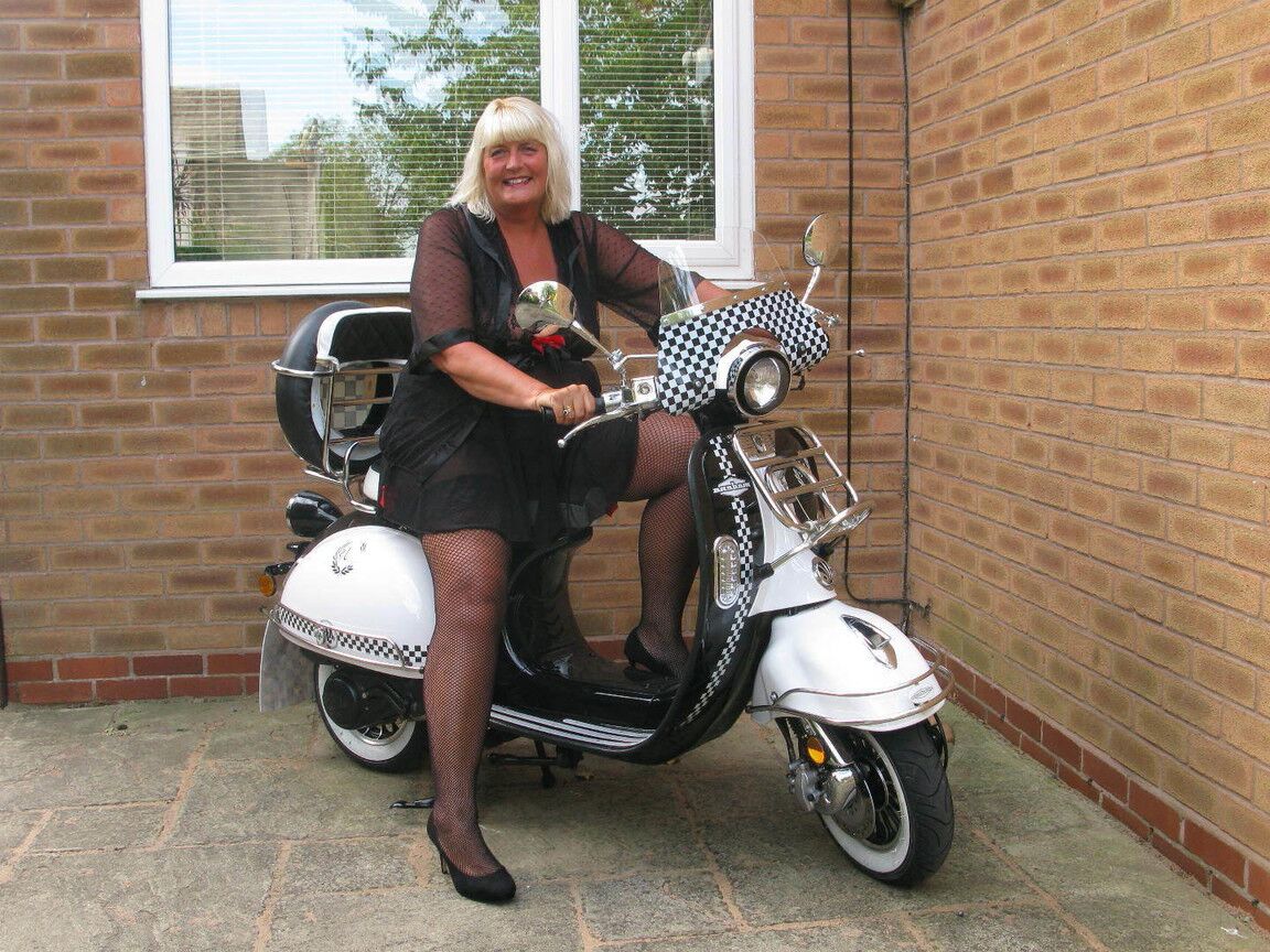 20P A loira com sobrepeso Chrissy Uk fica só de meia ao lado de sua scooter