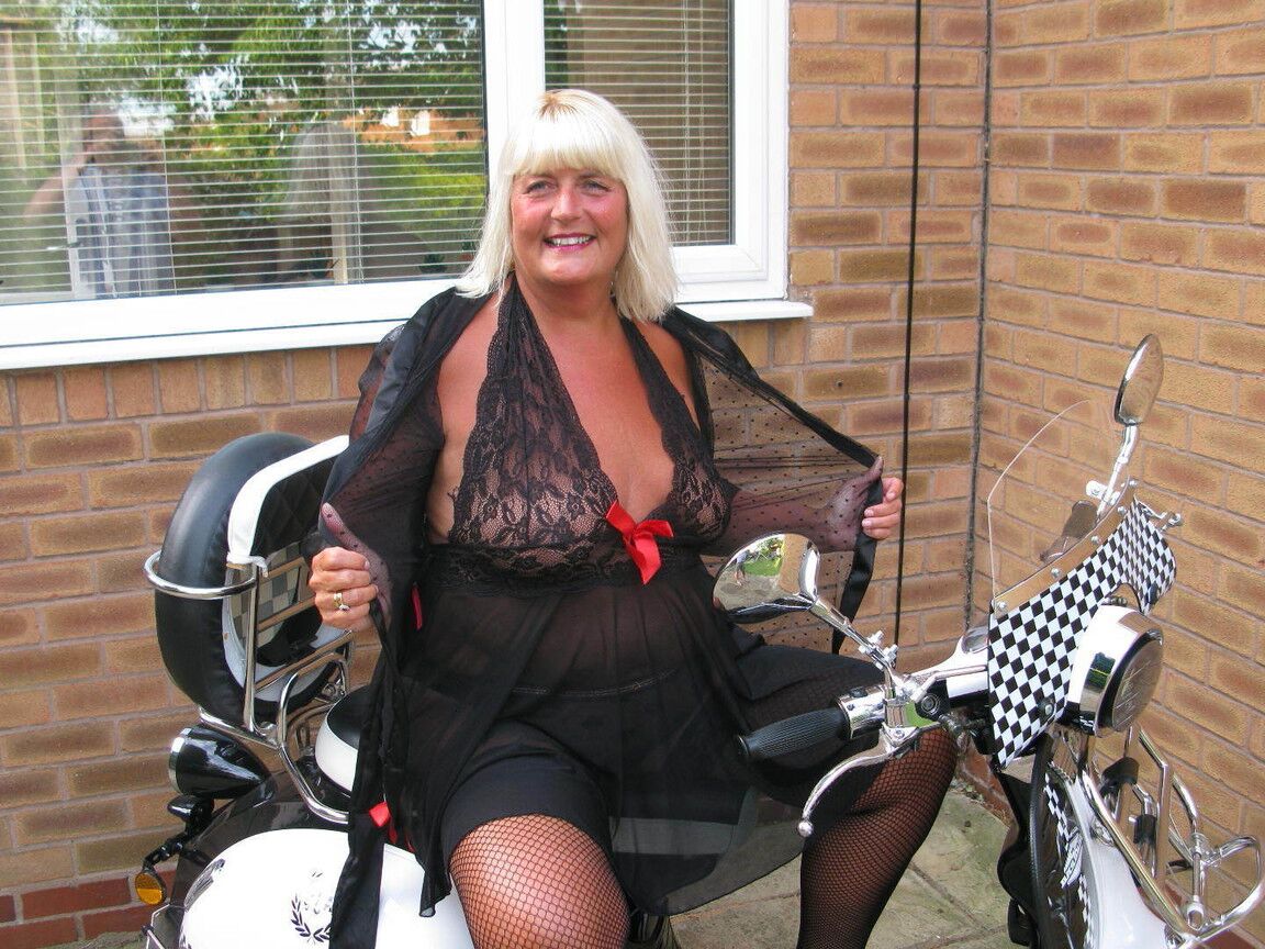 20P A loira com sobrepeso Chrissy Uk fica só de meia ao lado de sua scooter