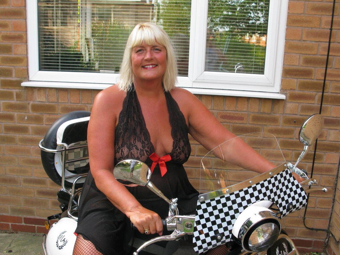 20P A loira com sobrepeso Chrissy Uk fica só de meia ao lado de sua scooter