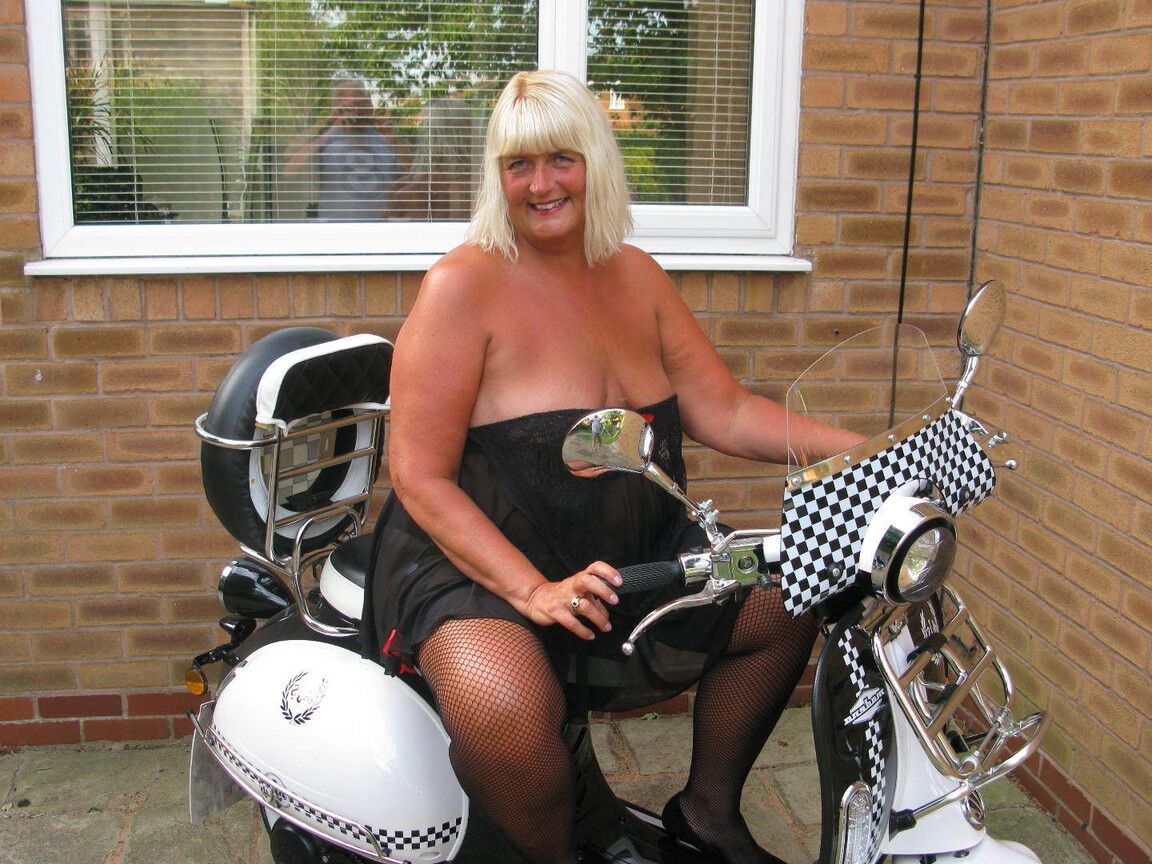 20P A loira com sobrepeso Chrissy Uk fica só de meia ao lado de sua scooter