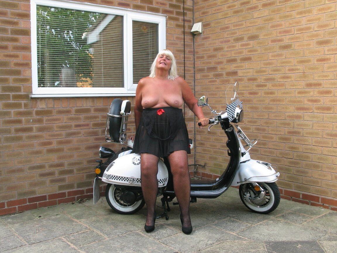 20P A loira com sobrepeso Chrissy Uk fica só de meia ao lado de sua scooter