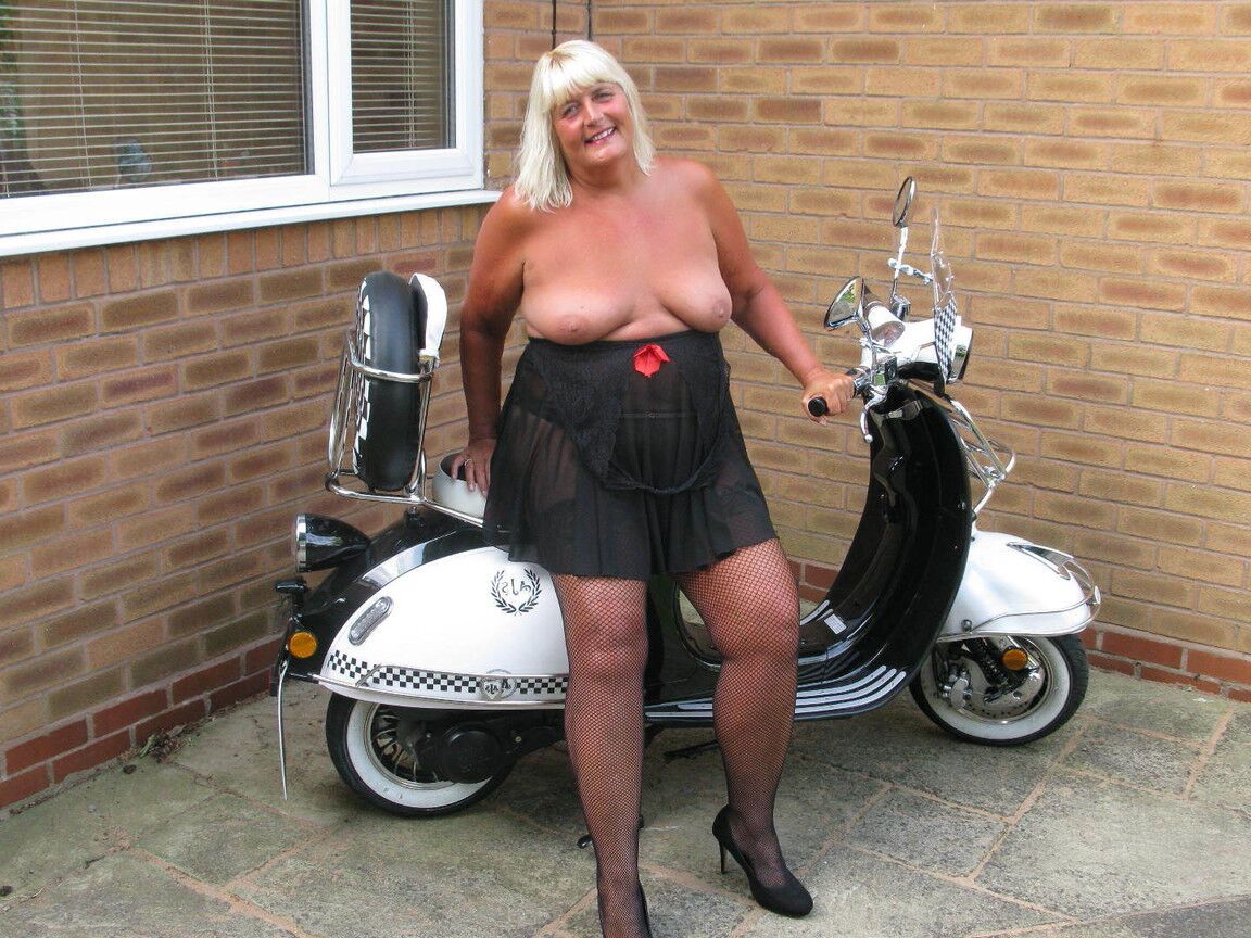 20P A loira com sobrepeso Chrissy Uk fica só de meia ao lado de sua scooter