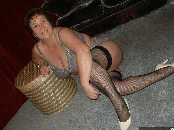 20P La madura gruesa Kinky Carol se desnuda quedando en ropa interior y medias