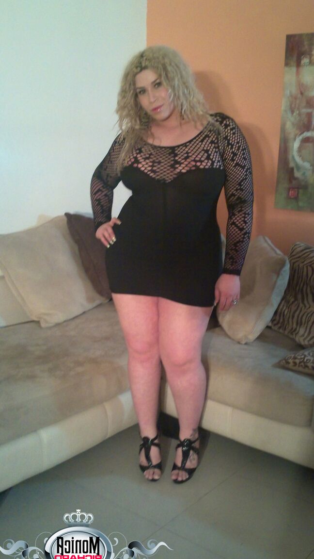 14P Tranny BBW abriendo las piernas y mostrando su MASIVO CULO