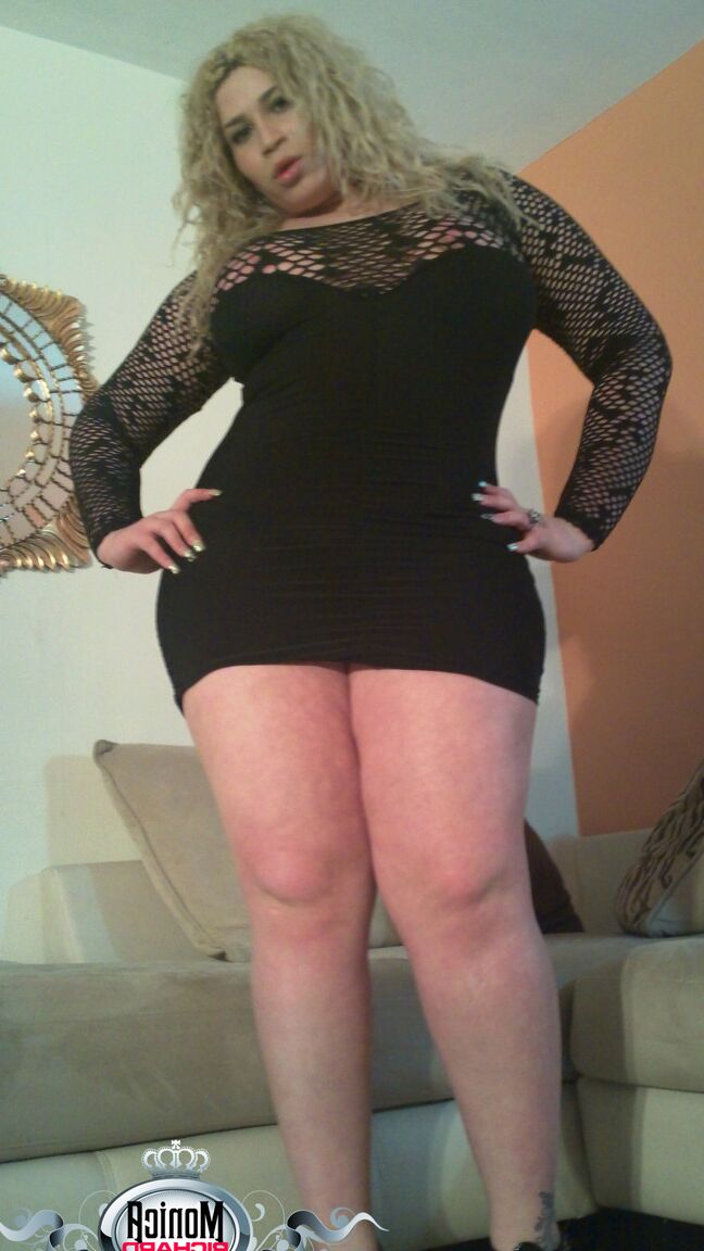 14P Tranny BBW abriendo las piernas y mostrando su MASIVO CULO