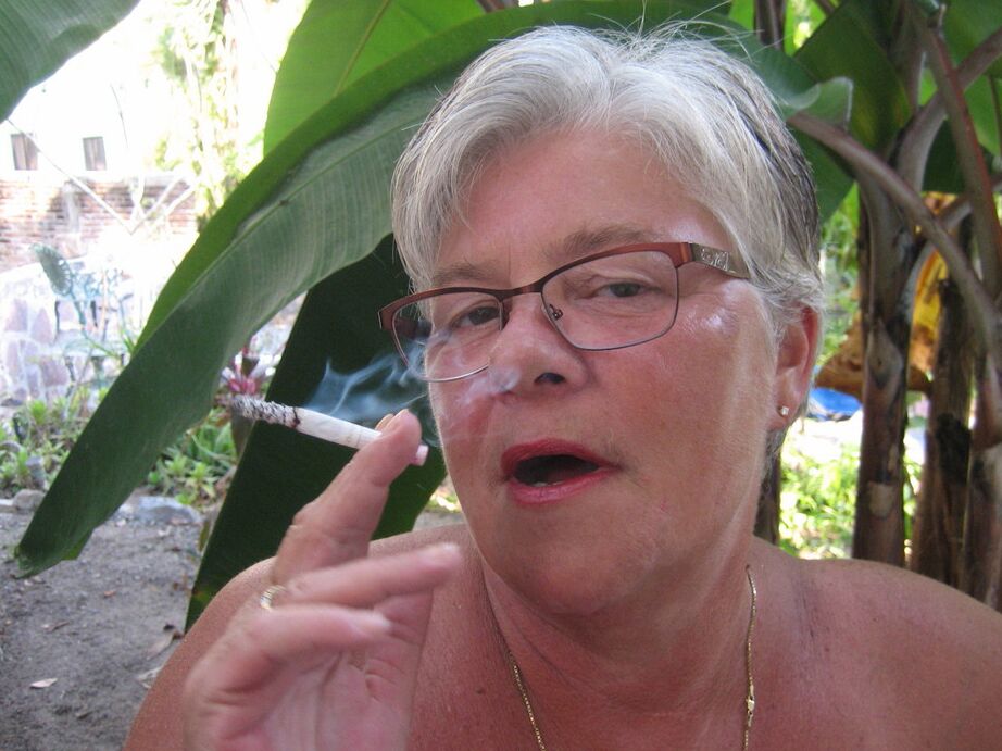 20P La vieille déesse de la ceinture fume avant d'exposer son gros corps sur sa terrasse