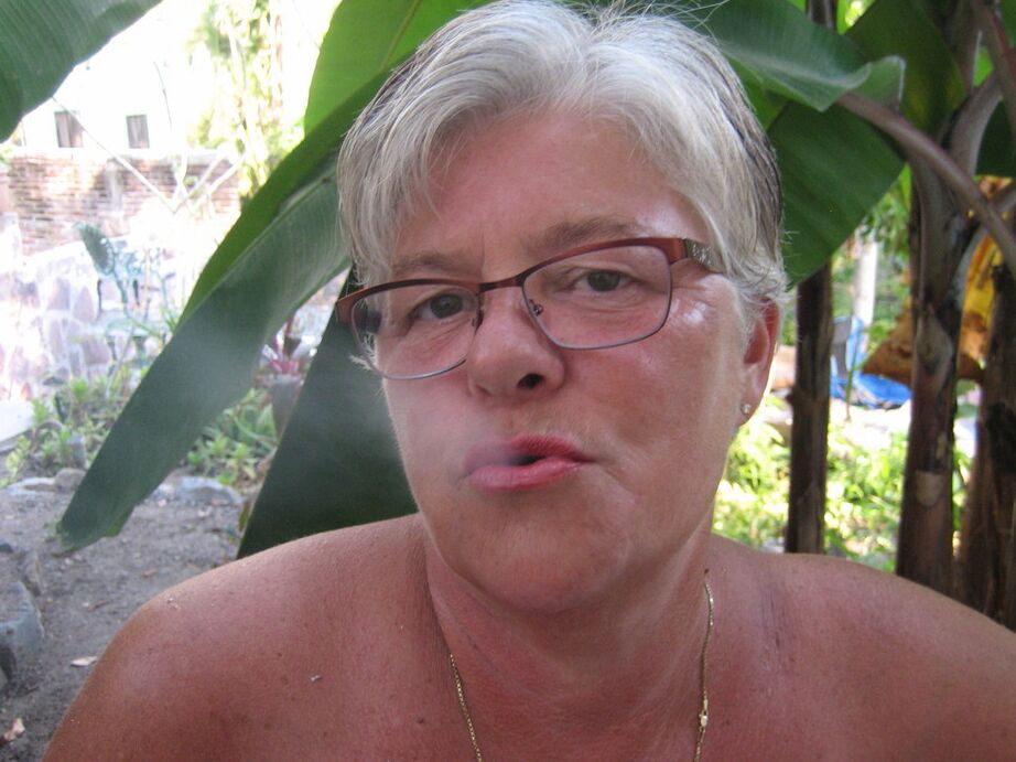 20P La vieille déesse de la ceinture fume avant d'exposer son gros corps sur sa terrasse