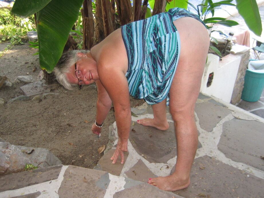 20P La vieille déesse de la ceinture fume avant d'exposer son gros corps sur sa terrasse