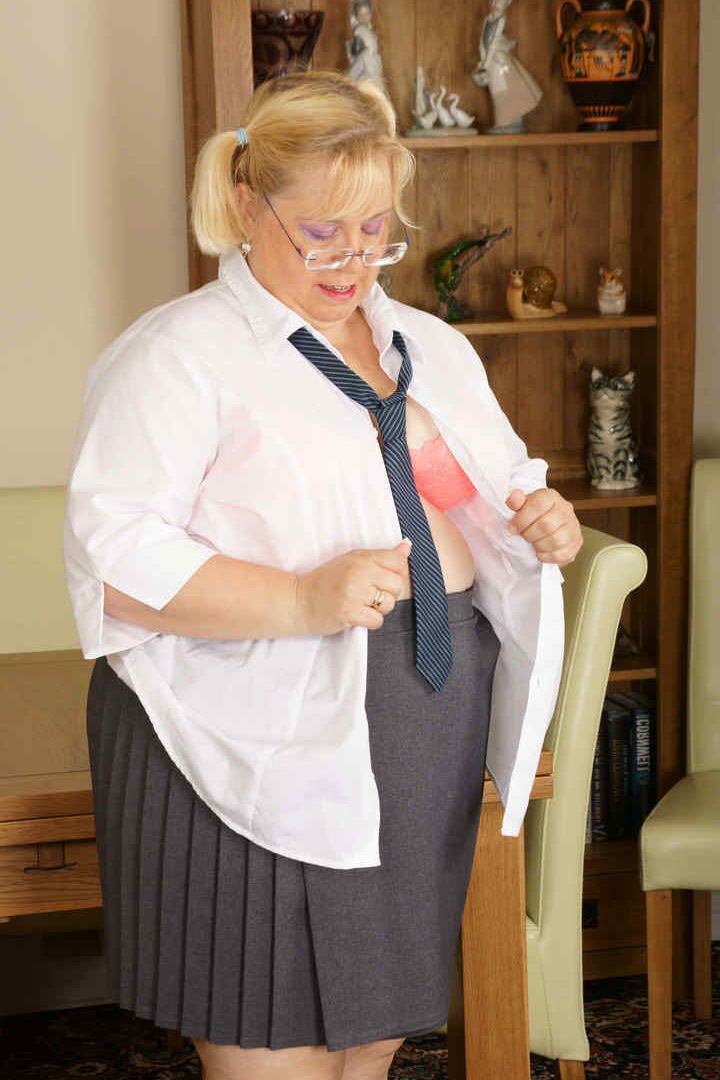 Die 20P fettleibige britische Amateurin Lexie Cummings entblößt ihre gepiercte Muschi mit aufgesetzter Brille