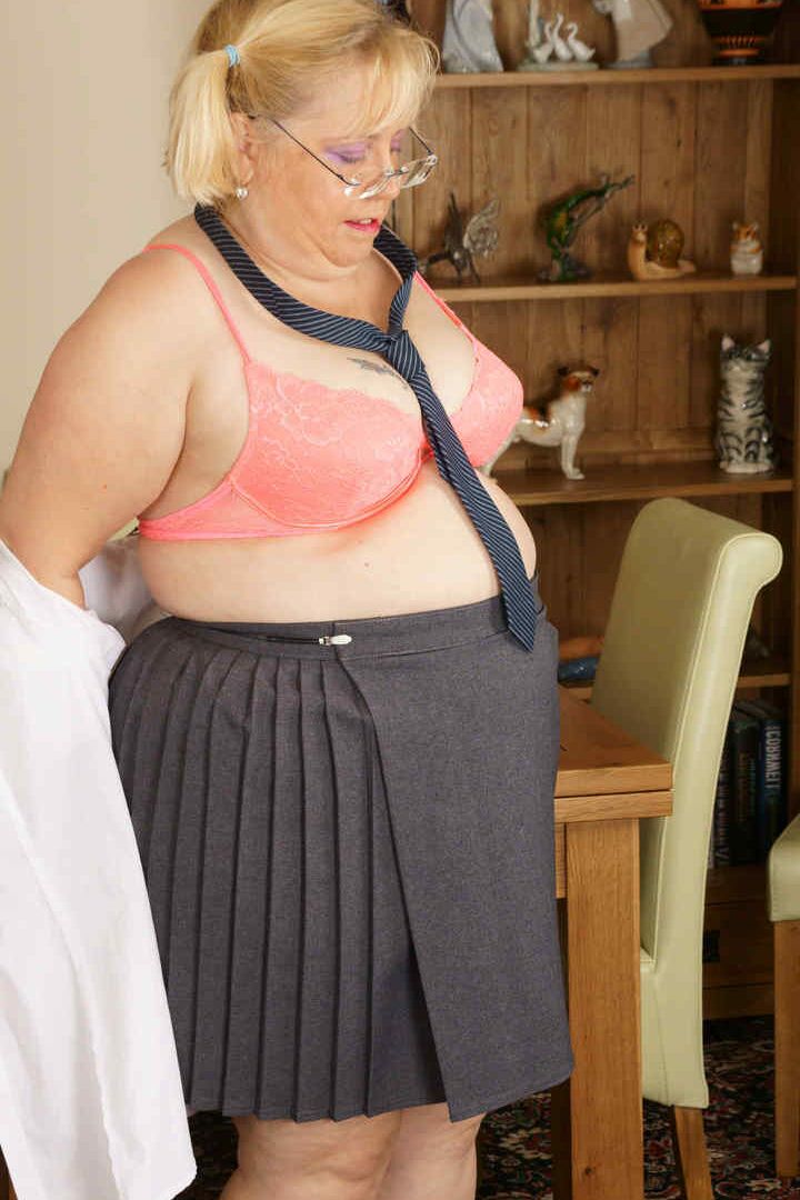 Die 20P fettleibige britische Amateurin Lexie Cummings entblößt ihre gepiercte Muschi mit aufgesetzter Brille