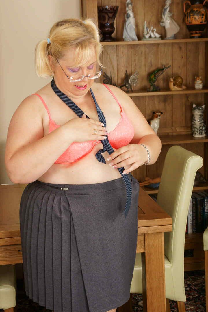 Die 20P fettleibige britische Amateurin Lexie Cummings entblößt ihre gepiercte Muschi mit aufgesetzter Brille