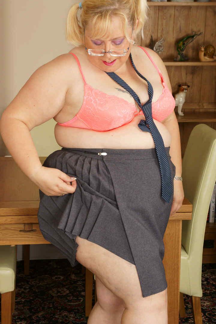 Die 20P fettleibige britische Amateurin Lexie Cummings entblößt ihre gepiercte Muschi mit aufgesetzter Brille