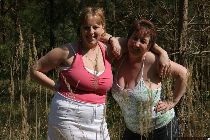 20P La señora mayor Kinky Carol y su novia exponen sus grandes tetas cerca de los árboles