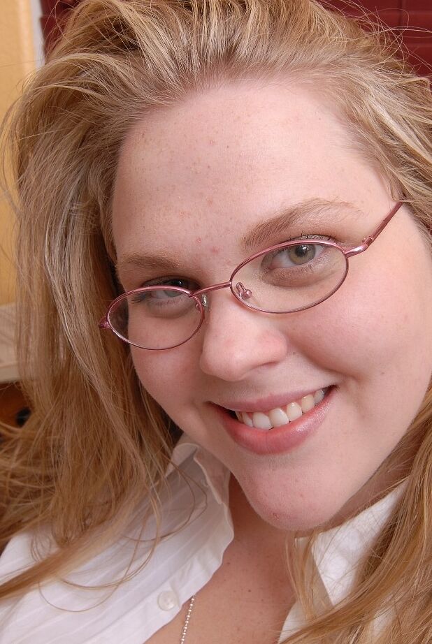 16P Garota loira gorda de óculos Christina deixa seus enormes juggs gordos soltos