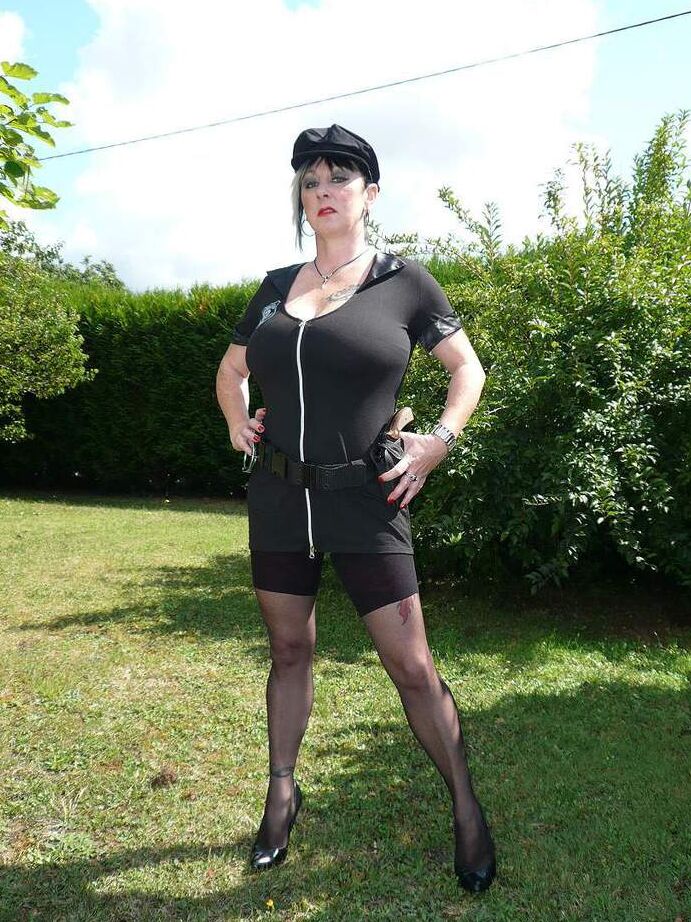 20P Over 30 amateur Mary Bitch unzips to expose herself in a backyard