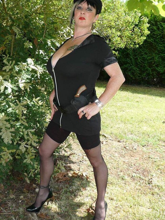 20P Over 30 amateur Mary Bitch unzips to expose herself in a backyard