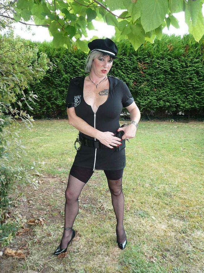 20P Over 30 amateur Mary Bitch unzips to expose herself in a backyard
