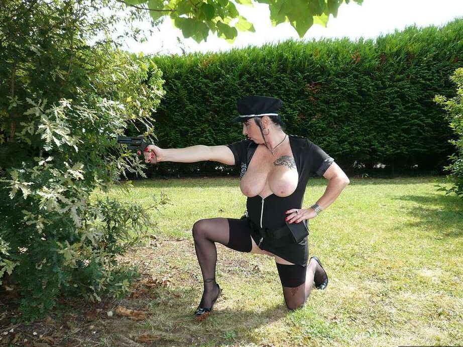 20P Over 30 amateur Mary Bitch unzips to expose herself in a backyard